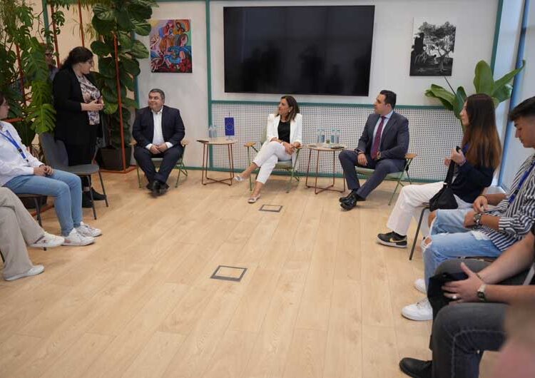 Заменик претседателот на Владата, Бојан Маричиќ и министерката за труд и социјална политика, Јована Тренчевска во посета на Струмица