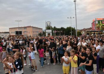 „Родителски Фронт“ го одржа својот прв собир од кој испратија пораки до надлежните – „Нашите деца имаат родители, имаат мајки и татковци“