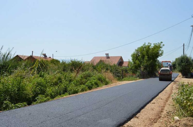 Се асфалтираат улици во Градашорци