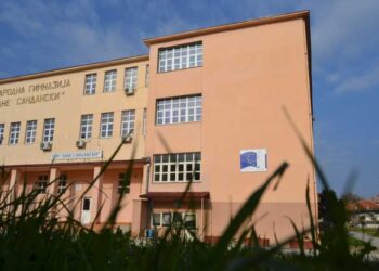 670 нови средношколци во Струмица ја започнаа учебната година, околу 100 помалку од лани, а речиси половина од планираните