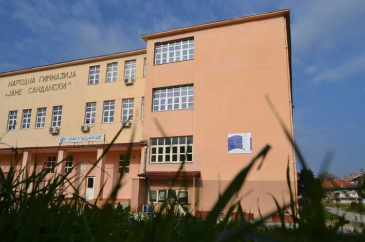 670 нови средношколци во Струмица ја започнаа учебната година, околу 100 помалку од лани, а речиси половина од планираните