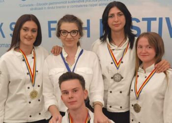 Младите готвачи од СОУ „Димитар Влахов“ со злато и сребро на Фестивал на црноморска риба во Романија