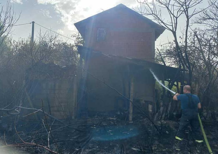 Пожар во атарот на Просениково – гореле викендица, шупи и стрниште