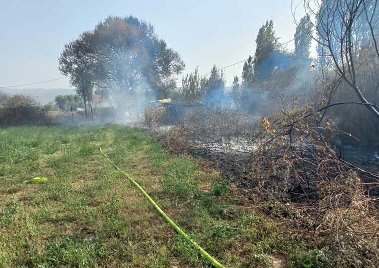Пожар во атарот на Просениково – гореле викендица, шупи и стрниште