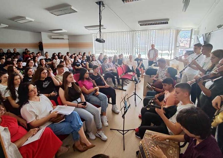 Учениците од Струмица се запознаа со староградската музика и инструменти – проект на Елеуса Фондација