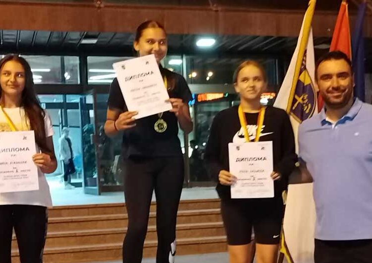 Во Струмица се одржаа традиционалните Ноќни крос трки на кои учествуваа над 500 основци и средношколци