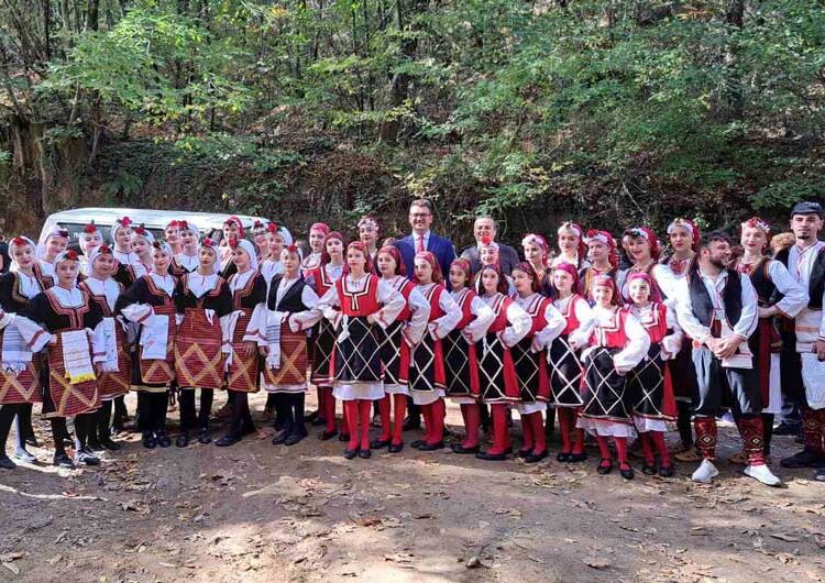 Мирисот на печениот костен пак се почуствува под падините на Беласица кај Смолари