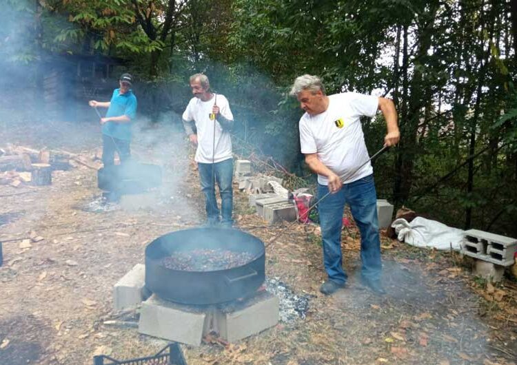 Мирисот на печениот костен пак се почуствува под падините на Беласица кај Смолари
