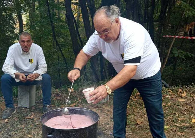 Мирисот на печениот костен пак се почуствува под падините на Беласица кај Смолари