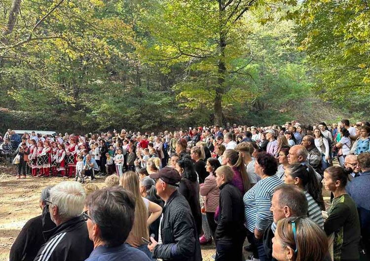 Мирисот на печениот костен пак се почуствува под падините на Беласица кај Смолари