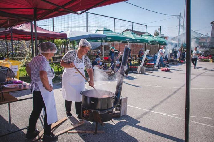 Дваесеттина домаќини/ки испекоа околу 500 килограми црвена пиперка, направија домашен ајвер на „Ајверијада 2023“