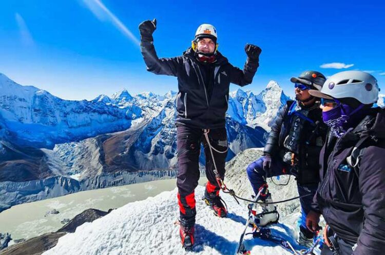 Македонската експедиција во која е и струмичанецот Благој Ѓузелов се искачи на врвот Ајланд Пик на Хималаите