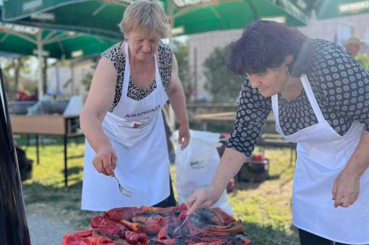 Од утрово во Босилово се прави ајвер – почна Манифестацијата „АЈВЕРИЈАДА 2023“
