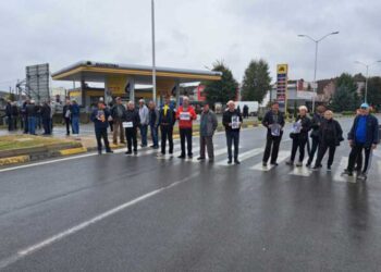 Струмичките пензионери утрово го блокираа влезот во градот – бараат оставка од министерката Јована Тренчевска