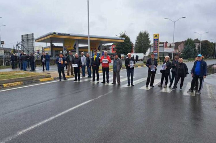 Струмичките пензионери утрово го блокираа влезот во градот – бараат оставка од министерката Јована Тренчевска