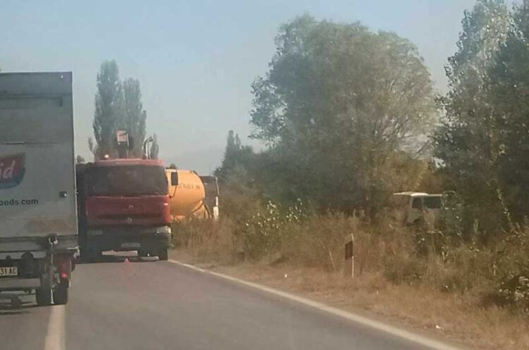Сообраќајка на патот помеѓу селата Владевци и Радичево, повредени три лица