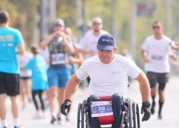 Струмичанецот Зоран Јовановски успешно го заврши Скопскиот маратон поминувајќи со својата инвалидска количка 42 километри