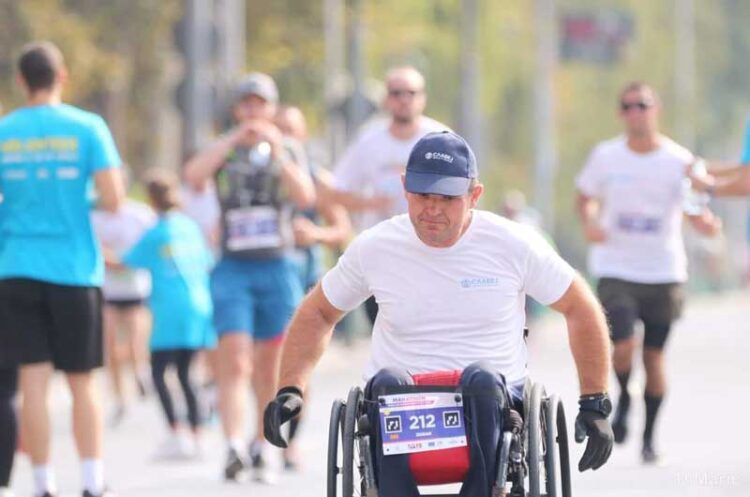 Струмичанецот Зоран Јовановски успешно го заврши Скопскиот маратон поминувајќи со својата инвалидска количка 42 километри