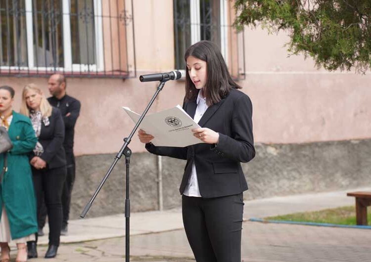 Вработените и учениците во СОУ „Димитар Влахов“ го одбележаа роденденот на својот патрон
