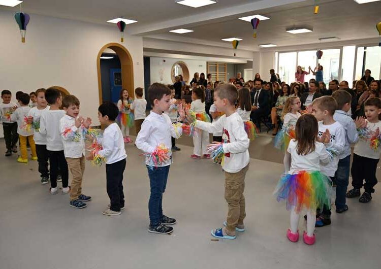 Детската градинка „Виножито“ денеска прослави 1 година од отворањето – дечињата направија весела претстава, а имаше и голема торта