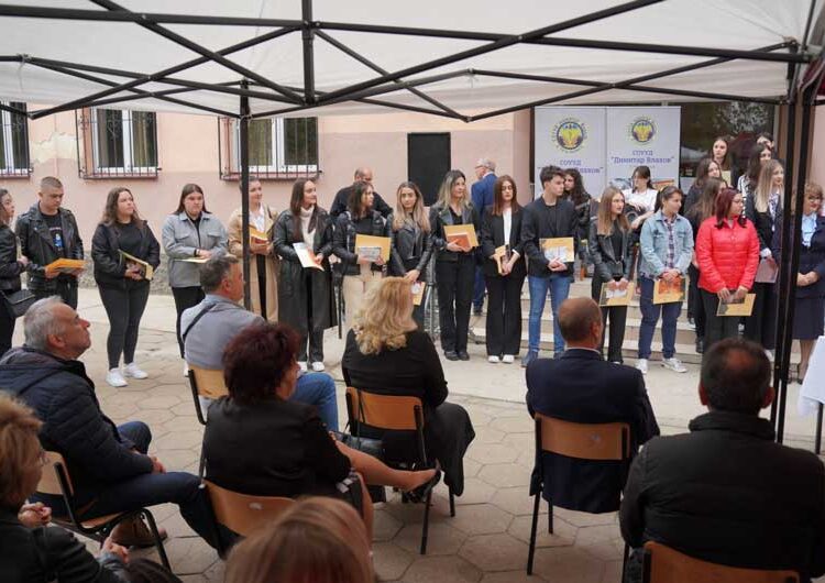 Вработените и учениците во СОУ „Димитар Влахов“ го одбележаа роденденот на својот патрон