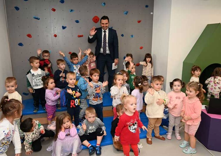 Детската градинка „Виножито“ денеска прослави 1 година од отворањето – дечињата направија весела претстава, а имаше и голема торта