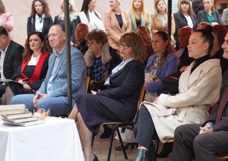 Вработените и учениците во СОУ „Димитар Влахов“ го одбележаа роденденот на својот патрон