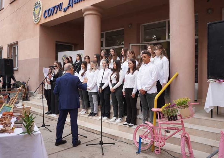 Вработените и учениците во СОУ „Димитар Влахов“ го одбележаа роденденот на својот патрон