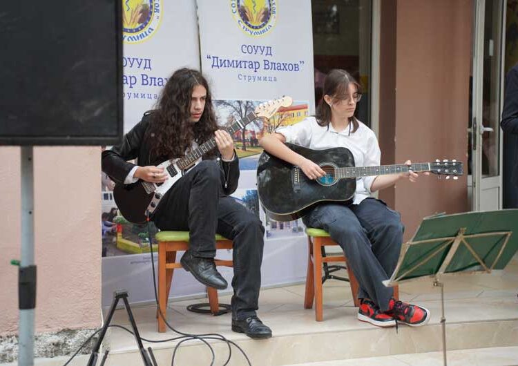 Вработените и учениците во СОУ „Димитар Влахов“ го одбележаа роденденот на својот патрон