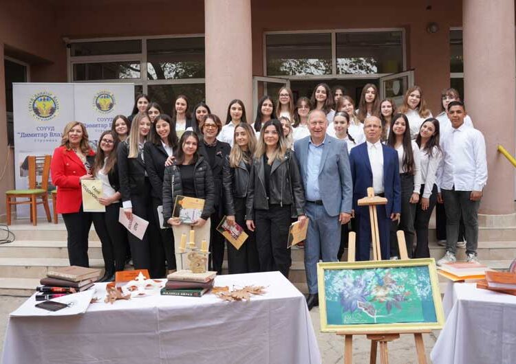 Вработените и учениците во СОУ „Димитар Влахов“ го одбележаа роденденот на својот патрон