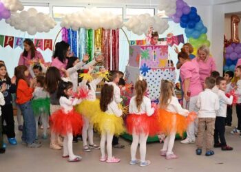 Детската градинка „Виножито“ денеска прослави 1 година од отворањето – дечињата направија весела претстава, а имаше и голема торта