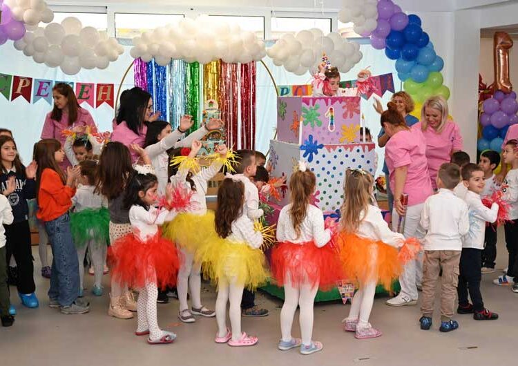 Детската градинка „Виножито“ денеска прослави 1 година од отворањето – дечињата направија весела претстава, а имаше и голема торта