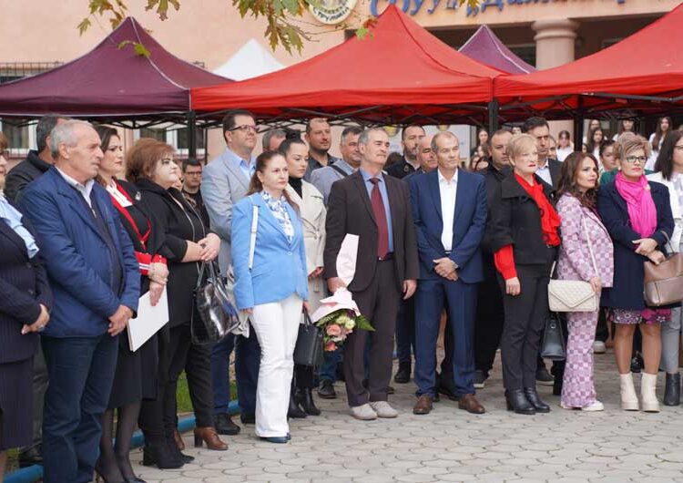 Вработените и учениците во СОУ „Димитар Влахов“ го одбележаа роденденот на својот патрон