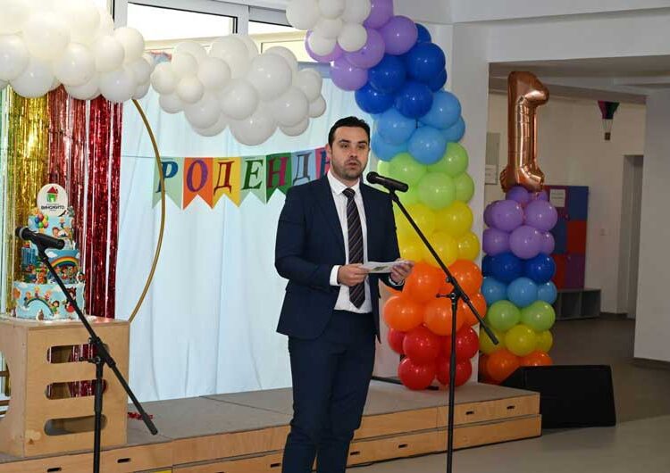 Детската градинка „Виножито“ денеска прослави 1 година од отворањето – дечињата направија весела претстава, а имаше и голема торта