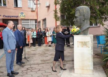 Вработените и учениците во СОУ „Димитар Влахов“ го одбележаа роденденот на својот патрон