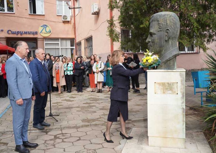 Вработените и учениците во СОУ „Димитар Влахов“ го одбележаа роденденот на својот патрон