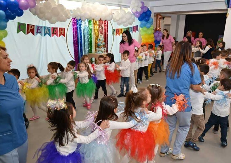 Детската градинка „Виножито“ денеска прослави 1 година од отворањето – дечињата направија весела претстава, а имаше и голема торта