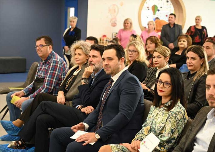 Детската градинка „Виножито“ денеска прослави 1 година од отворањето – дечињата направија весела претстава, а имаше и голема торта