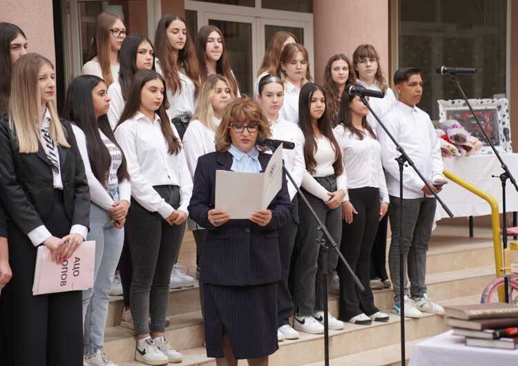 Вработените и учениците во СОУ „Димитар Влахов“ го одбележаа роденденот на својот патрон