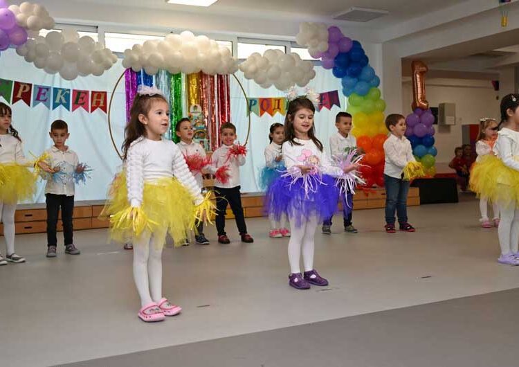 Детската градинка „Виножито“ денеска прослави 1 година од отворањето – дечињата направија весела претстава, а имаше и голема торта