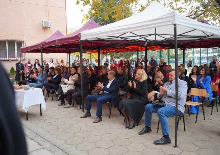 Вработените и учениците во СОУ „Димитар Влахов“ го одбележаа роденденот на својот патрон