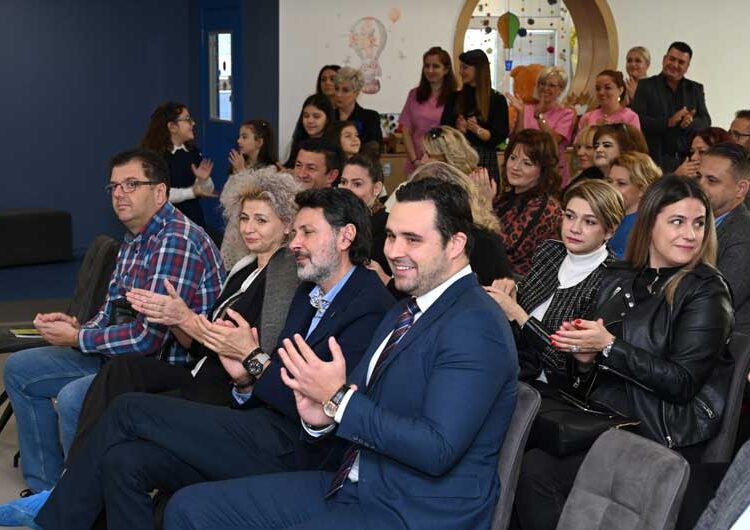 Детската градинка „Виножито“ денеска прослави 1 година од отворањето – дечињата направија весела претстава, а имаше и голема торта