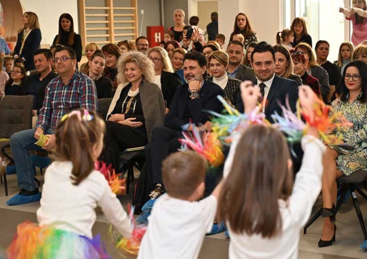 Детската градинка „Виножито“ денеска прослави 1 година од отворањето – дечињата направија весела претстава, а имаше и голема торта