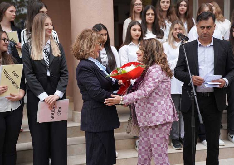 Вработените и учениците во СОУ „Димитар Влахов“ го одбележаа роденденот на својот патрон