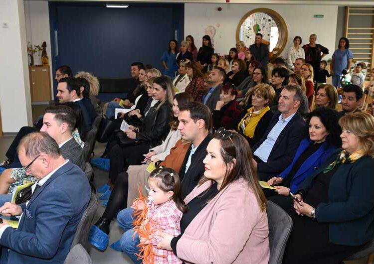 Детската градинка „Виножито“ денеска прослави 1 година од отворањето – дечињата направија весела претстава, а имаше и голема торта