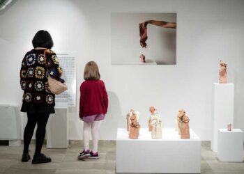 Во Градската уметничка галерија поставена изложбата „На работ на зборовите“