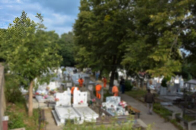 Православните христијани денеска ја одбележуваат Митровденската задушница