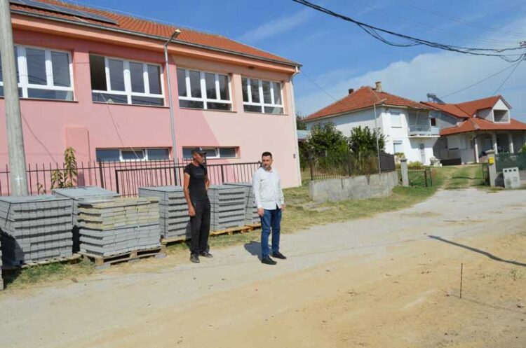 Се уредува центарот на селото Седларци