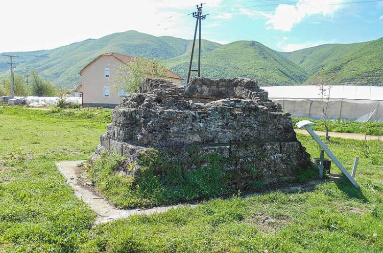 Завод и Музеј Струмица: „Струмин гроб“ во Баница претставува вообичаена фунерарна (погребна) архитектура на локален великодостојник