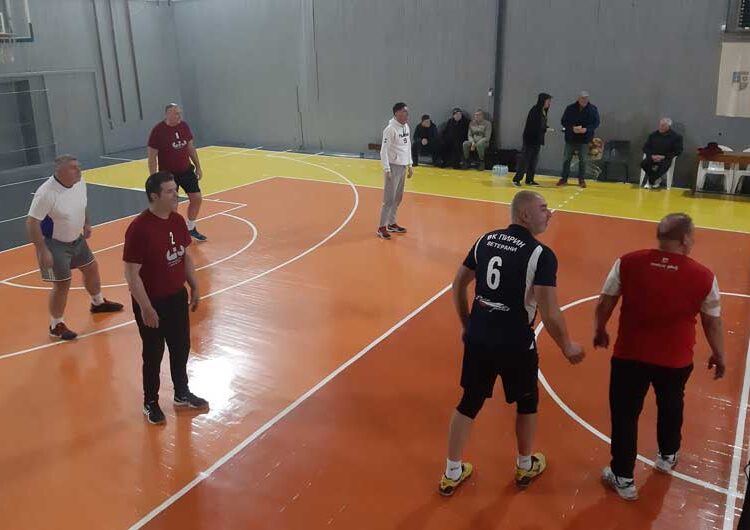 Ветерани одбојкари од Македонија и Бугарија одиграа натпревар во пресрет на празникот на Струмица